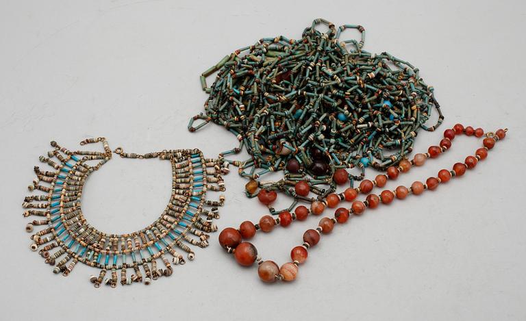 SAMLING EGYPTISKA HALSBAND, 14 st, 1900-talets mitt.