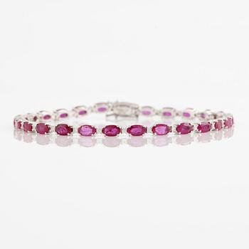 Bracelet 18K white gold with rubies and brilliant-cut diamonds.