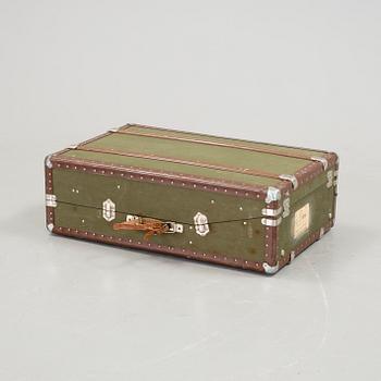 RESEKOFFERT, med 2 UNIFORMER och tillbehör, Norrlands Dragoner, 1900-talets mitt.