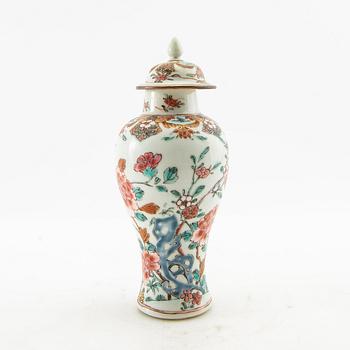 Lock urn China Qianlong 18th century porcelain.