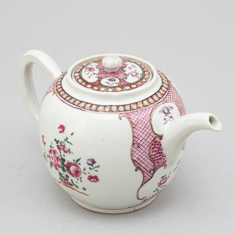 A porcelain tea pot from China, 18th century.