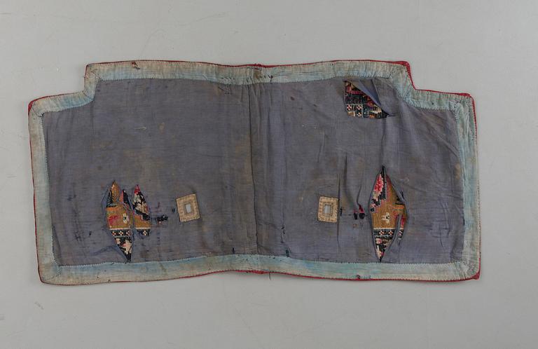 SADELTÄCKE, Tibet, 1900-talets första hälft. Ca 134x67 cm.
