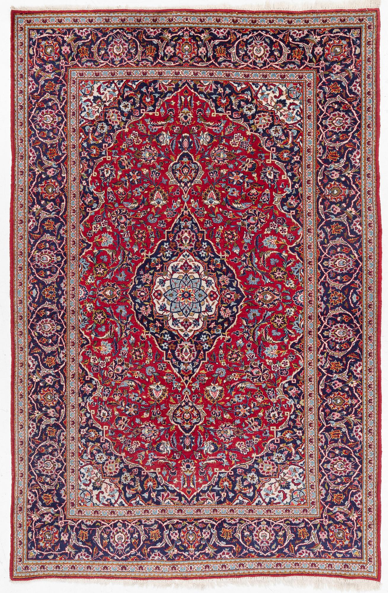 A Kashan carpet, c. 309 x 202 cm.