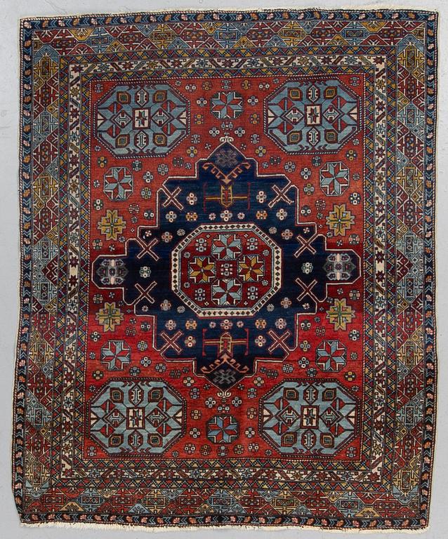 A RUG, ORIENTAL, CA 157 x 127 cm.