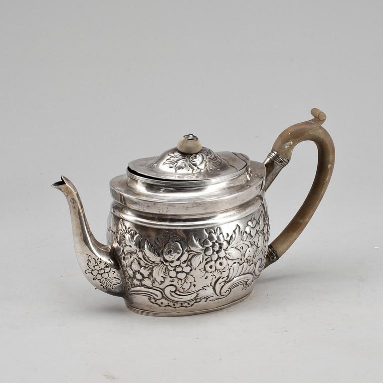 TÉKANNA, silver, oidentifierad smed med monogram CF, London, England, år 1800. Total vikt ca 422g.