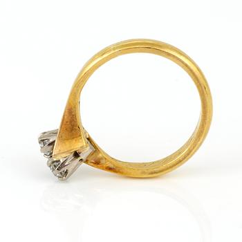 RING samt HALSBAND, ringen 23K guld, Umeå. Vikt 5,17 g. Halsband 18K vitguld med diamant, tot ca 0,09 ct. Vikt 5,47 g.