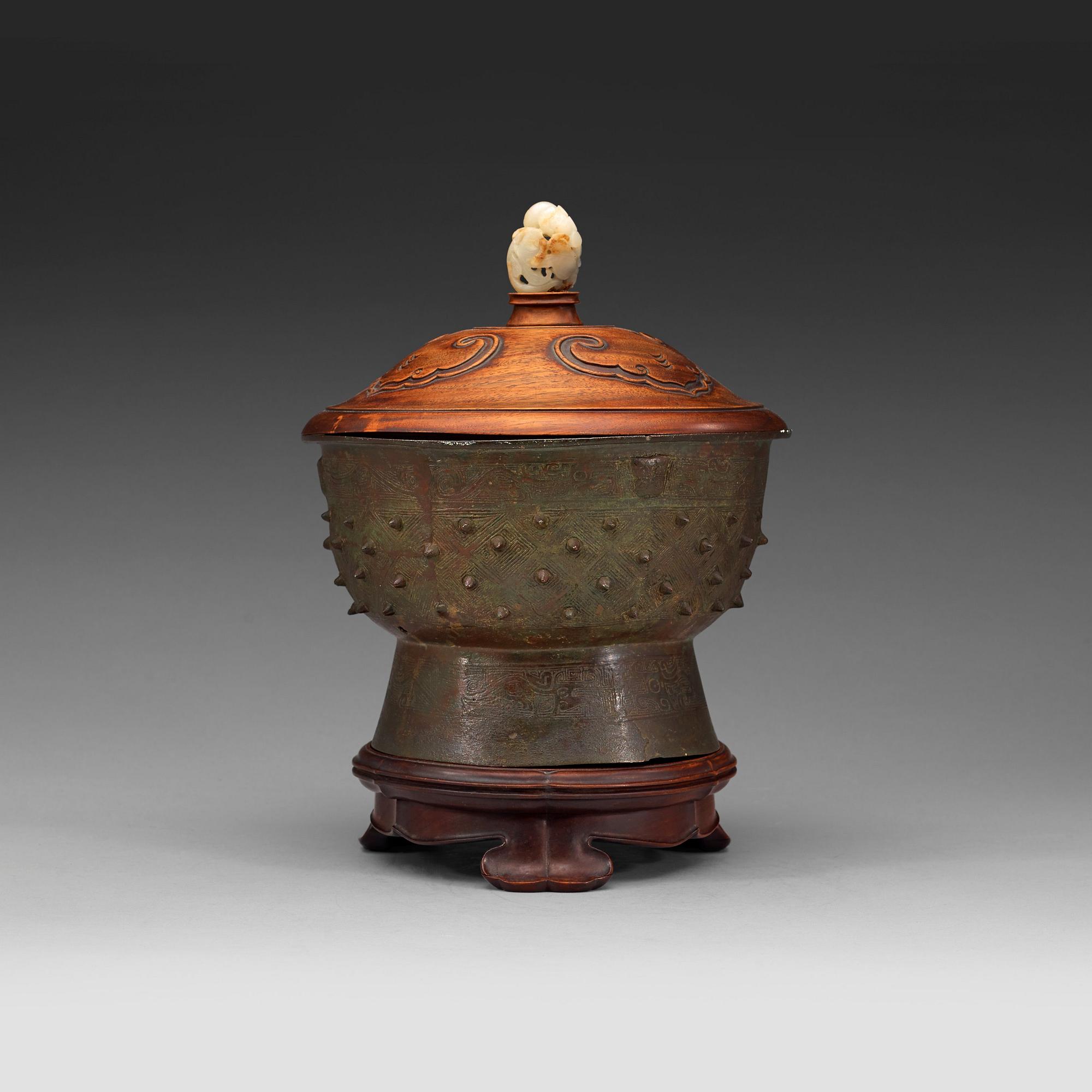 An archaic bronze food vessel, gui, presumably Western Zhou Dynasty (1040-256 BC).