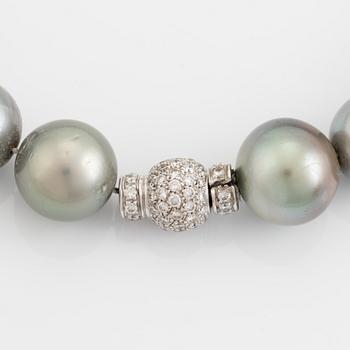 Collier med odlade Tahitipärlor och lås 18K vitguld med briljantslipade diamanter totalt ca 1,5 ct.