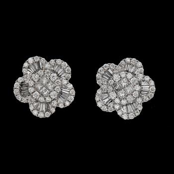 ÖRHÄNGEN, ett par, olikslipade diamanter tot ca 0,75 ct. Total vikt ca 3 gram.