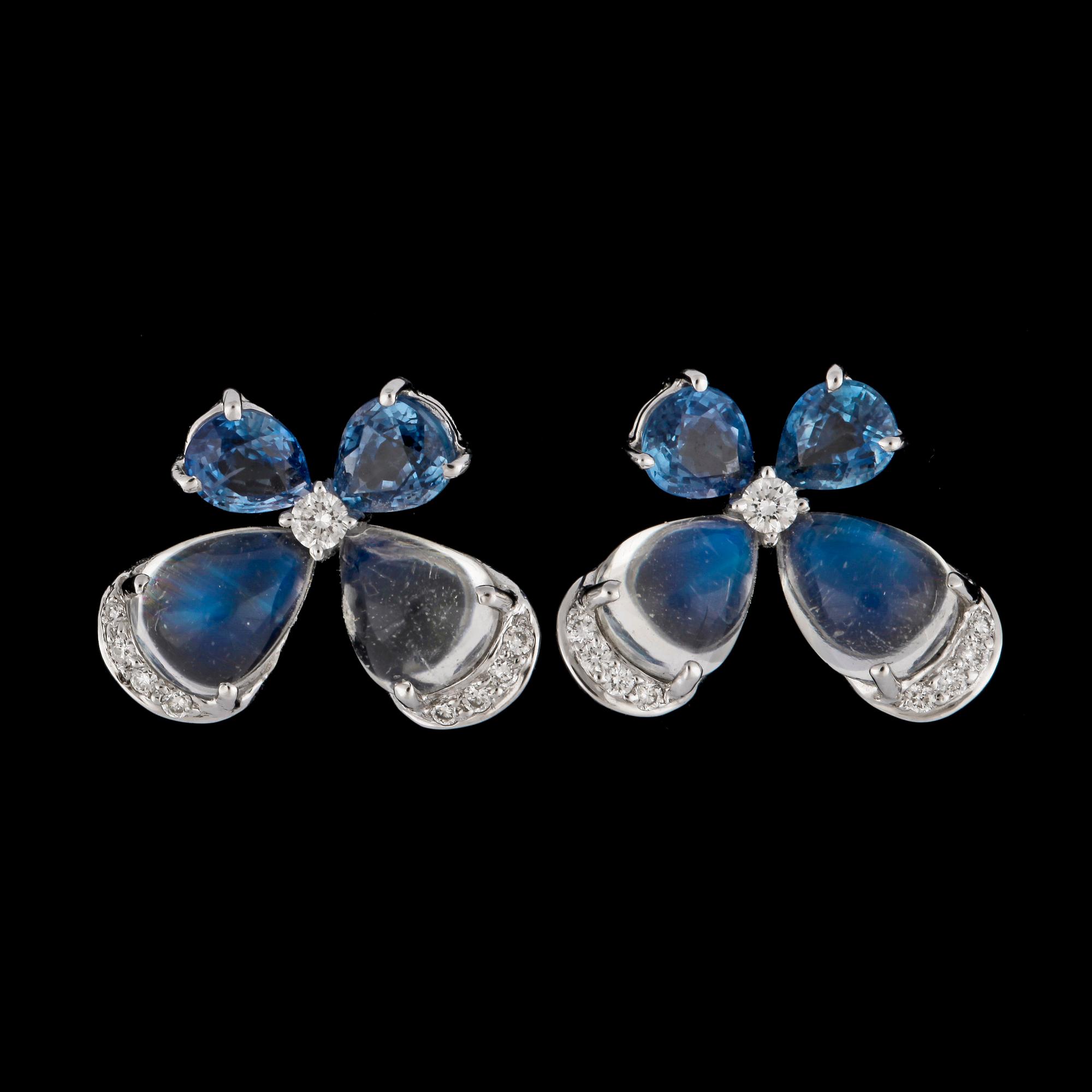 ÖRHÄNGEN, cabochonslipad månsten, tot. 4.82 ct, blå safirer, tot. 2.17 ct och briljantslipade diamanter. tot. 0.25 ct.