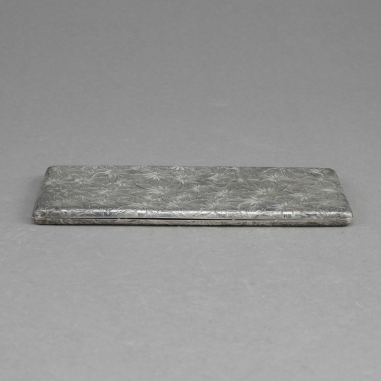 CIGARETTETUI, silver, Japan, 1900-talets första hälft. Vikt 209.