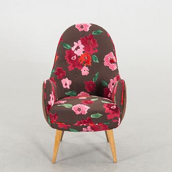 A MID 20TH CENTURY ARMCHAIR.