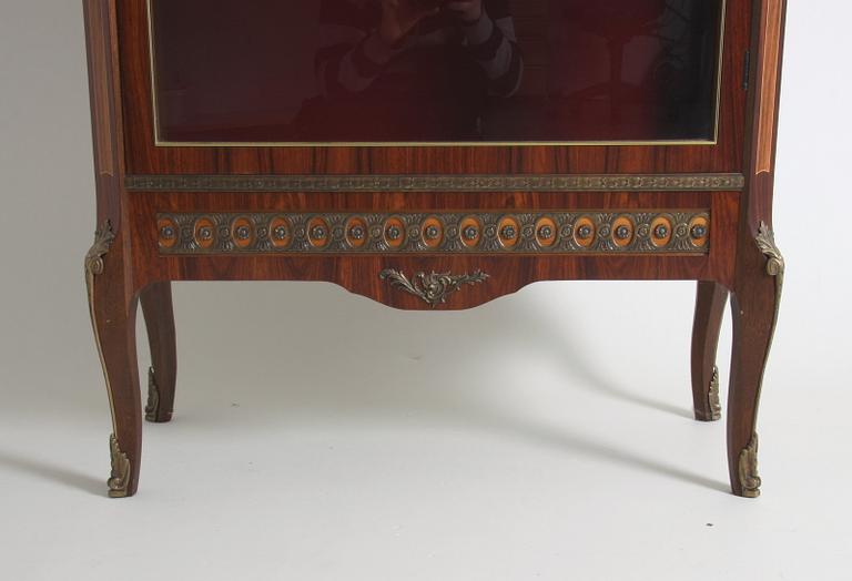 VITRINSKÅP, gustaviansk stil.