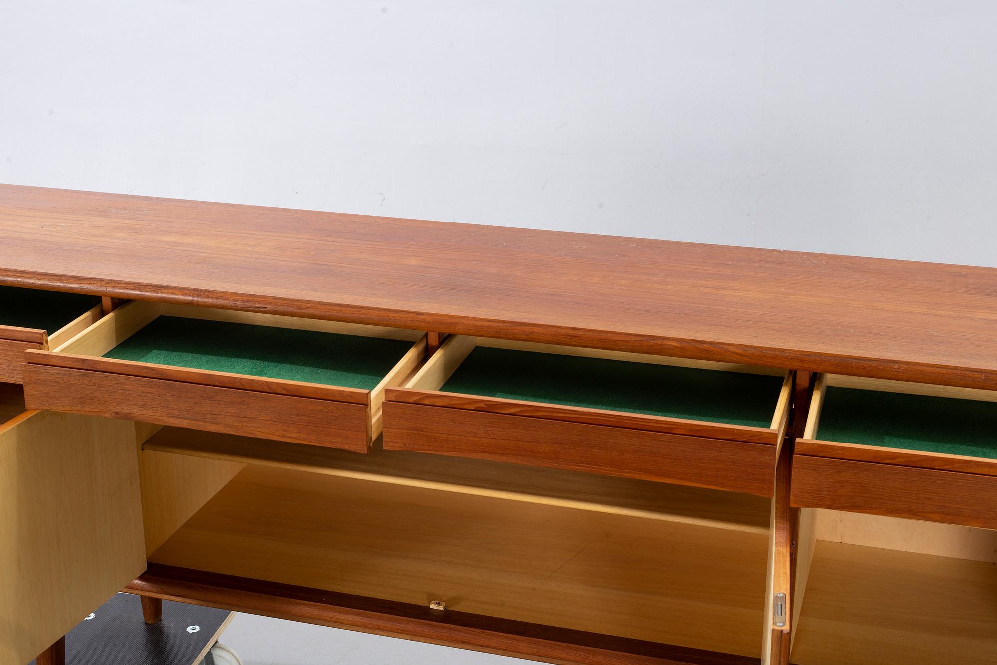 SIDEBOARD, Nordås Bruk A/S, Nesttun, Norge, 1900-talets mitt.