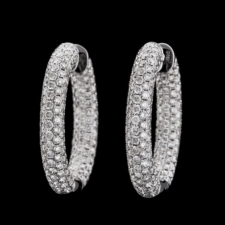 A pair of brilliant cut diamond earrings, tot. 5.85 cts.