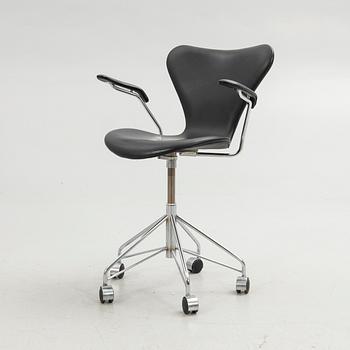 Arne Jacobsen, Office chair, "3217 Sjuan", Republic of Fritz Hansen, Denmark.