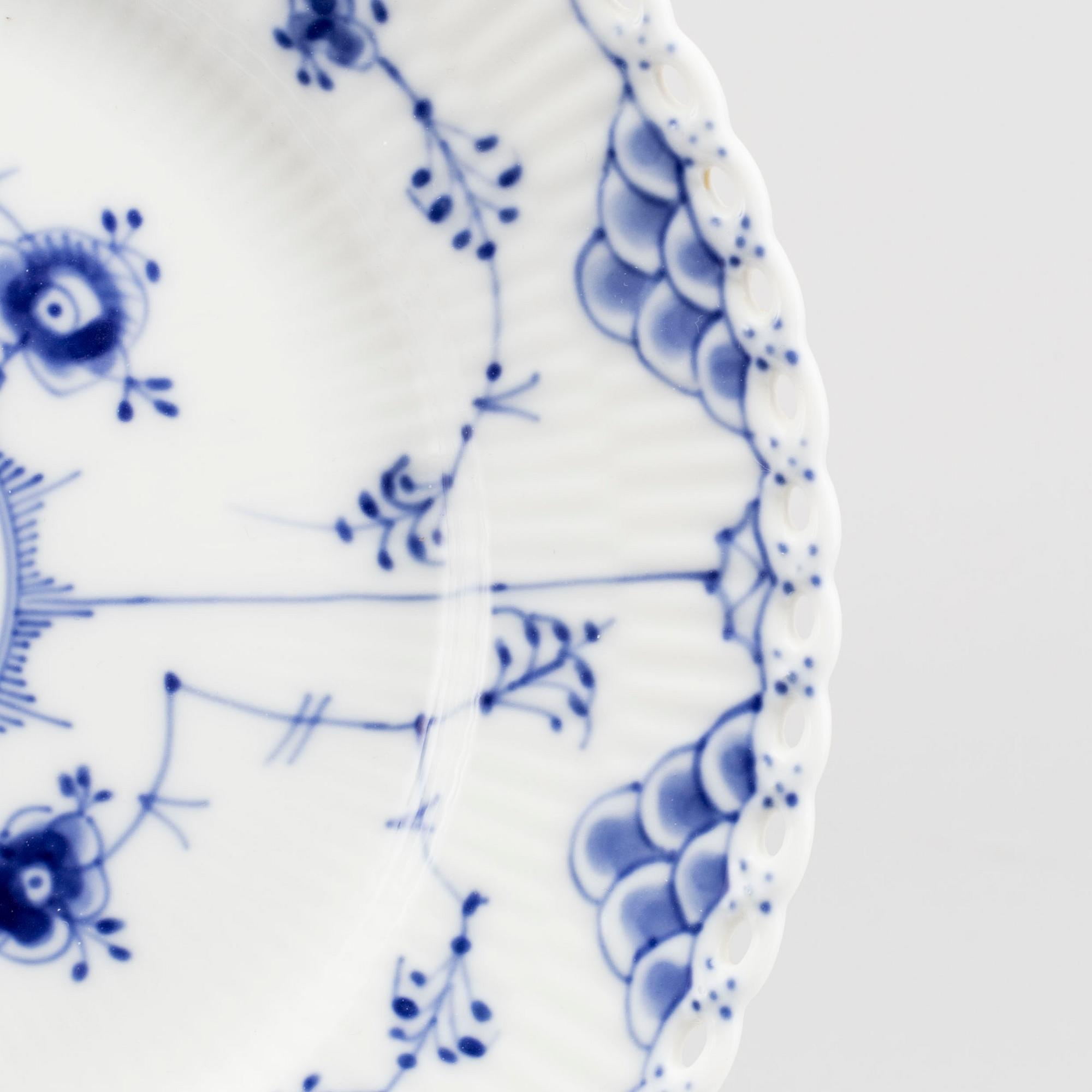 A DOZEN OF ROYAL COPENHAGEN SMALL PLATES,  'MUSSELMALET HALVBLONDE', MODEL 1/1086.