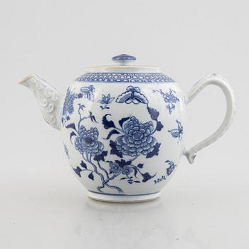 A large Chinese blue and white export porcelain punch pot, Qing dynasty, Qianlong, end of the 18th century.