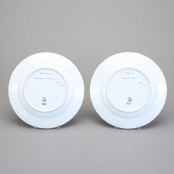 TALLRIKAR, 4 st, porslin. Royal Copenhagen, ur servisen Flora Danica. Dekorerade i s k Hausmalerei, 1942 och 1947.