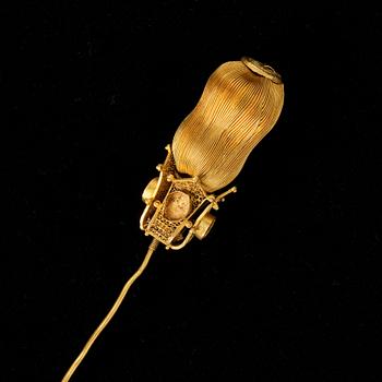 A gold hair pin, Song dynasty (960-1279).