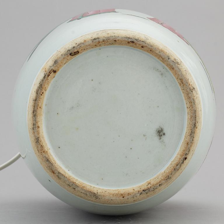 BOJAN, omgjord till BORDSLAMPA, porslin. Qingdynastin, omkring 1900.