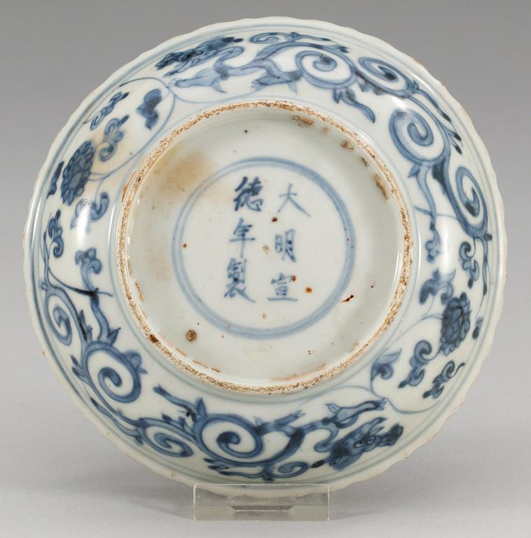 A blue and white dish, Ming dynasty (1368-1644) with Xuande´s six character mark.