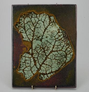 VÄGGPLATTA, keramik, sign. TM (Toini Muona) Arabia. 1900-talets.