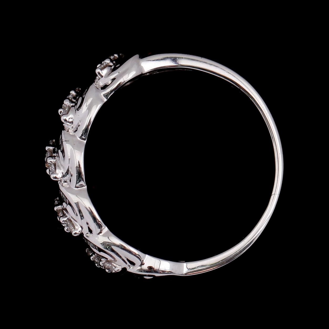 RING, 10 k vitguld, briljant- och baguettslipade diamanter tot 0.38 ct.
