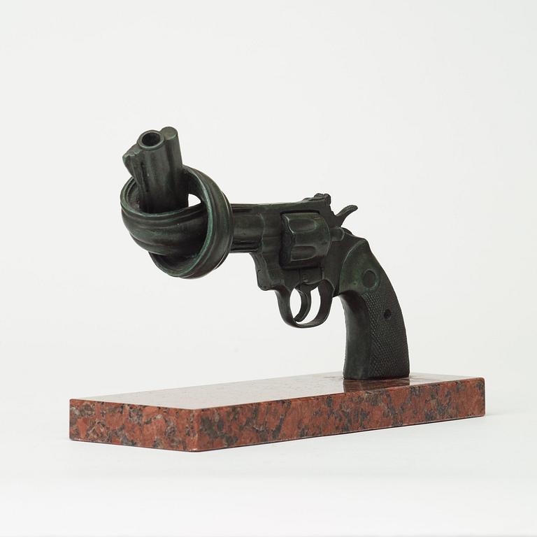 Carl Fredrik Reuterswärd, "Non violence".