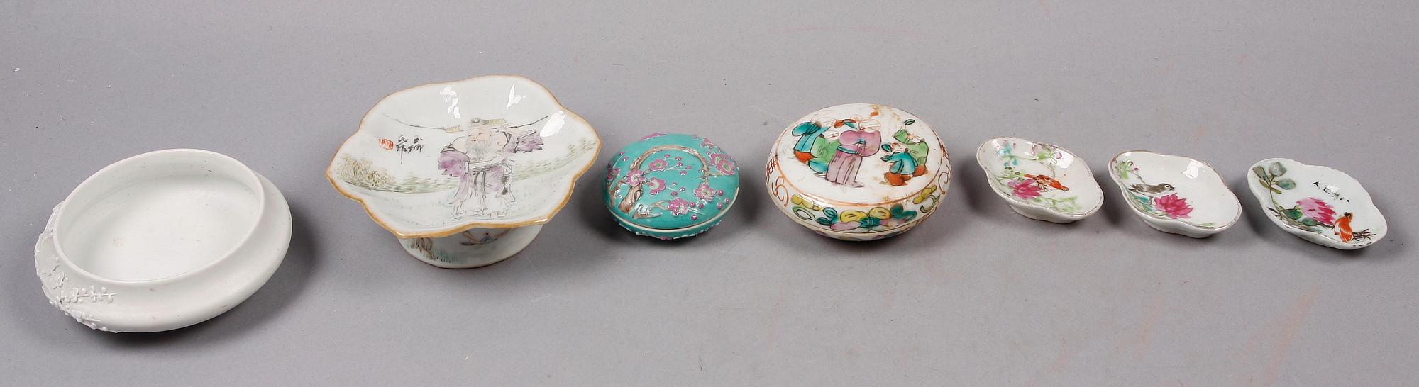 DOSOR, 2 st samt SKÅLAR, 5 st, porslin, Kina, 1800-1900-tal.