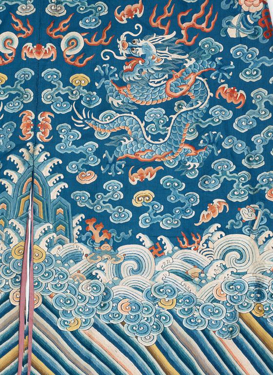 ROBE, silk. Height 146,5 cm. China around 1900.