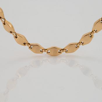 An 18K gold Cartier necklace.