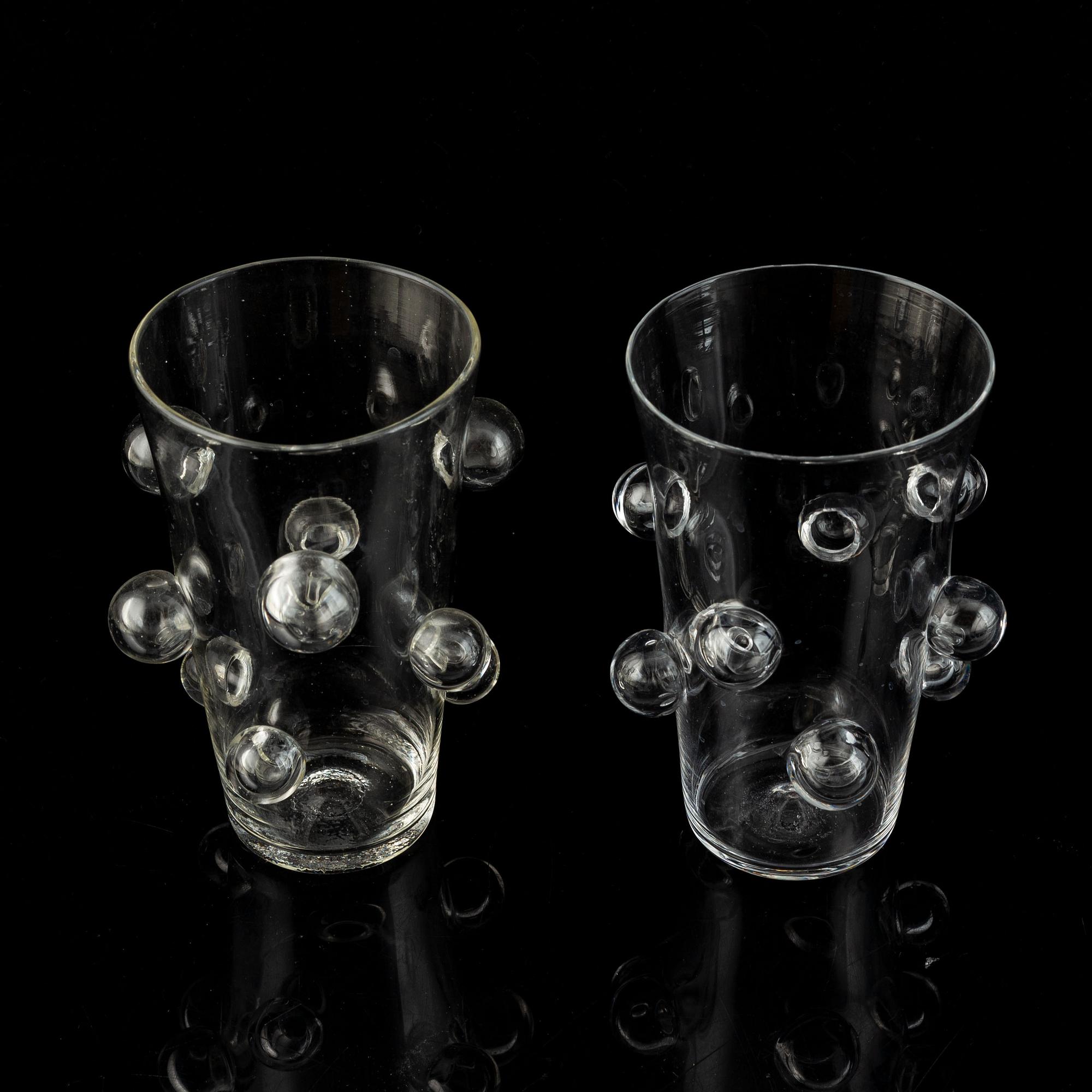Mårten Medbo, glas, två stycken, signerad.