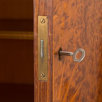 A 1930 cabinet manufactured by Hovleverantör Otto Wrellings Verkstäder Umeå.