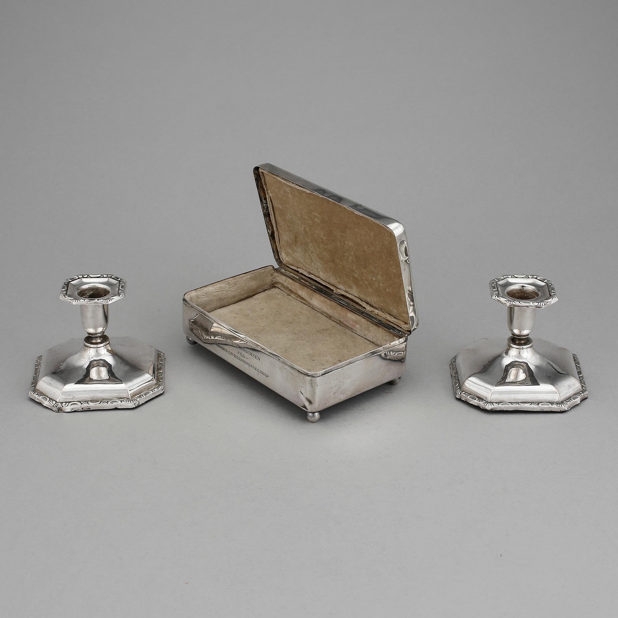 SMYCKESSKRIN samt LJUSSTAKAR, ett par, silver, J. Tostrup ca 1930, stakarna: Norge 1950/60-tal. Med sv. kontrollstämpel.