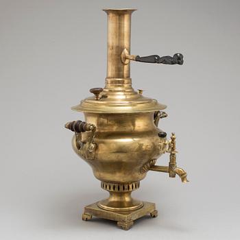 A RUSSIAN BRASS SAMOVAR, CA 1900.