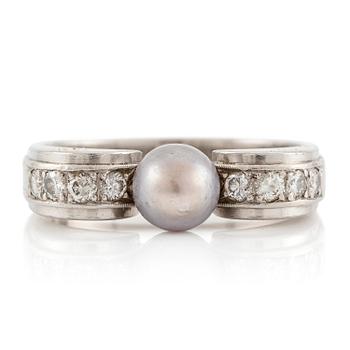 567. A W.A. Bolin ring in platinum with a pearl and round brilliant-cut diamonds.