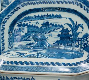 A blue and white export porcelain part dinner service, Qing dynasty, Jiaqing (1796-1820). (47 pieces).