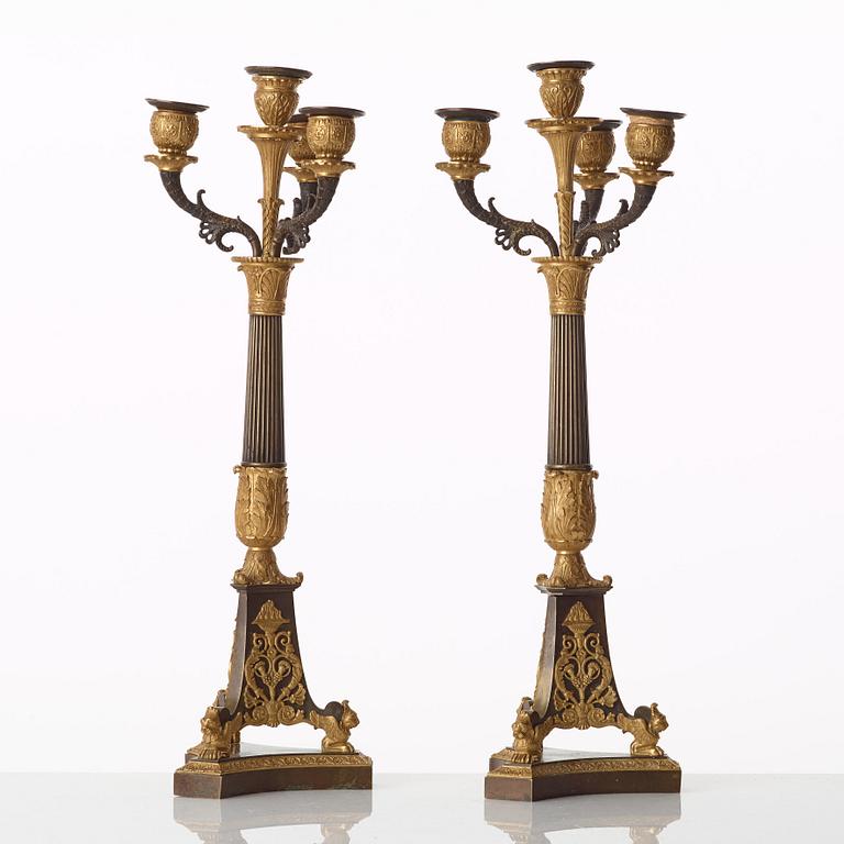 KANDELABRAR, för fyra ljus, ett par, fransk empire, 1800-talets början.