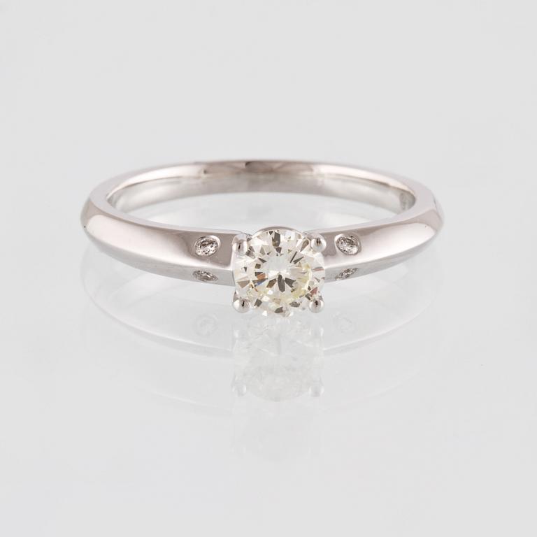 RING, 18K vitguld med briljantslipad diamant 0.47 ct samt 4 små briljantslipade diamanter 0.03 ct. Vikt 3,0 gram.