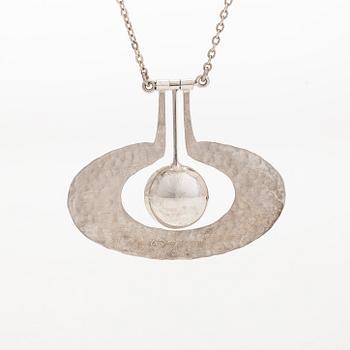 Tapio Wirkkala, kaulakoru "Päärynä", sterlinghopeaa. Kultakeskus, Hämeenlinna 1975.