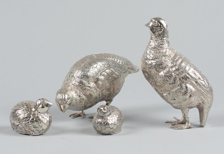 BORDSDEKORATIONER ett par och SALT-OCH PEPPARKAR, ett par, vitmetall, 1900-tal.