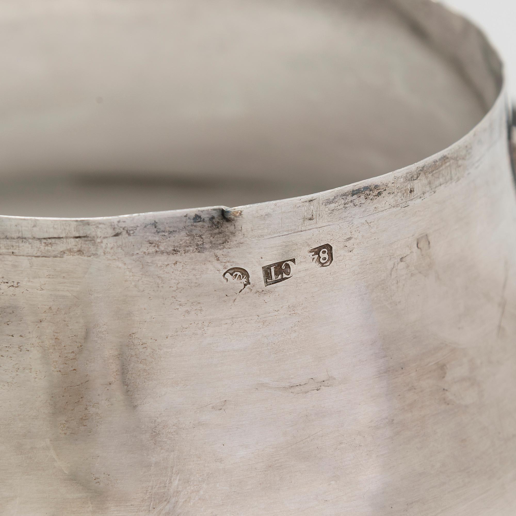 Carl Johan Tegelsten, A pair of Neo-Rococo silver champagne coolers/ vases, maker's mark of Carl Johan Tegelsten, Saint Petersburg 1849.