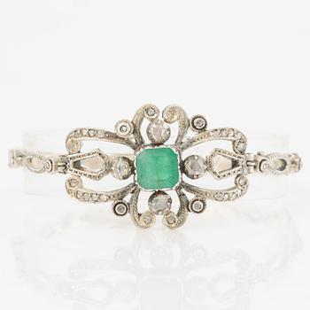 Bracelet in silver with a faceted emerald and rose-cut diamonds.