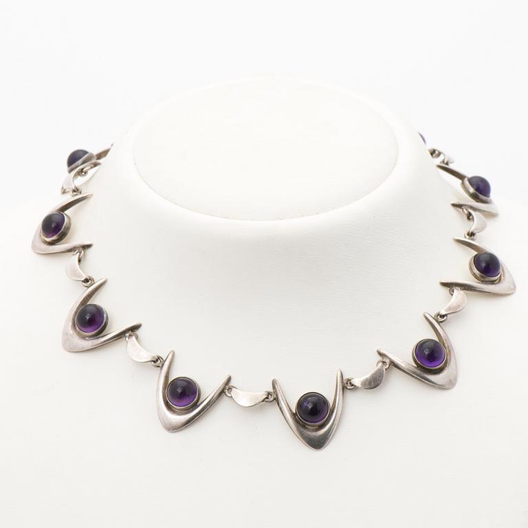 ARNE JOHANSEN, KAULAKORU ja RANNEKORU, hopeaa, pyöröhiotut ametistit. Tanska 1970-luku.