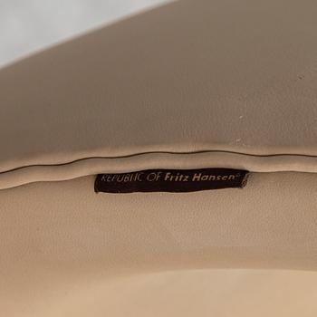 ARNE JACOBSEN, fåtölj, "Svanen", för Fritz Hansen Danmark 2011.