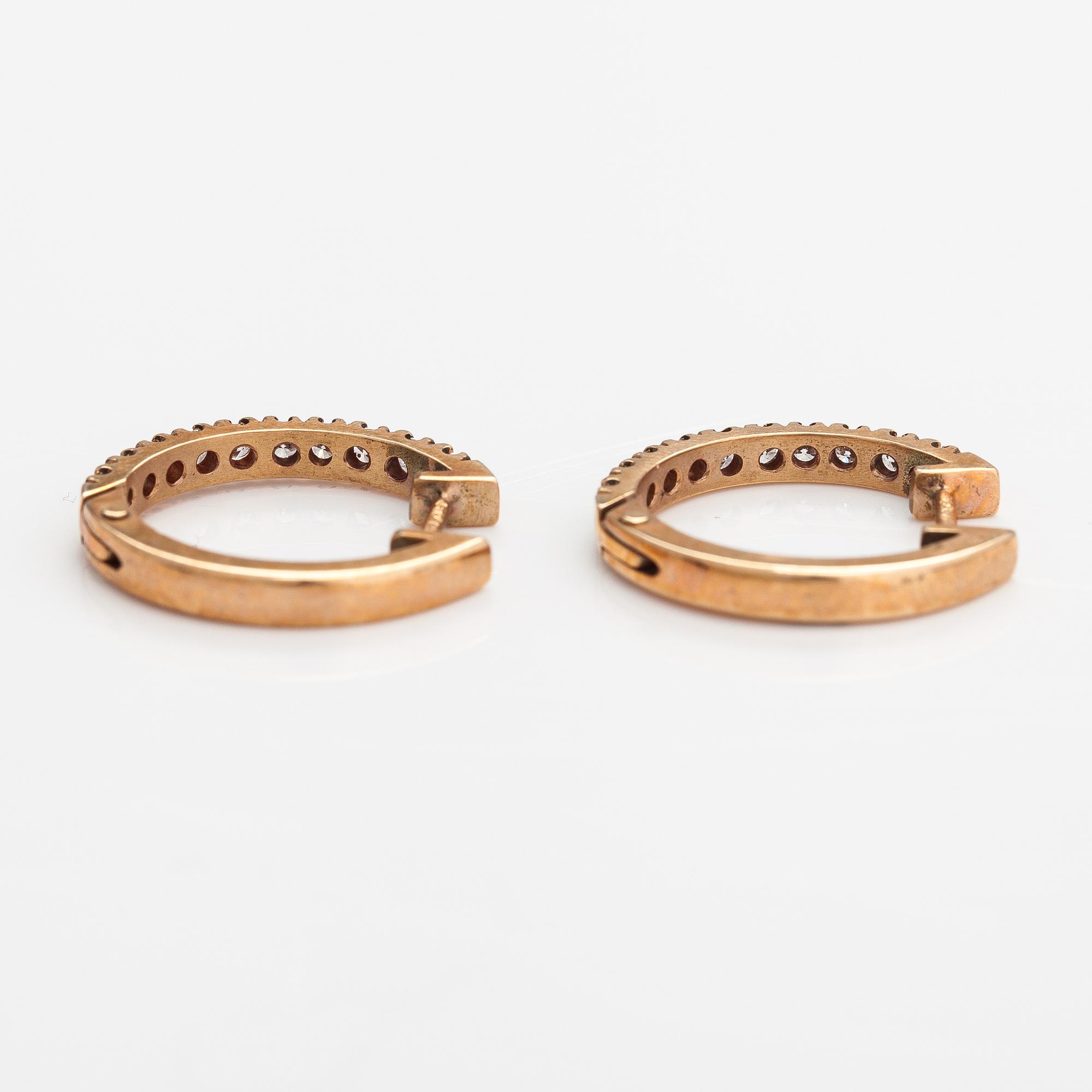 A pair of 14K gold earrings with diamonds ca. 0.60 ct in total.