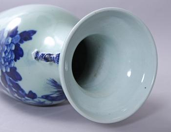 GOLVURNA, porslin. Kina. 1800-tal.