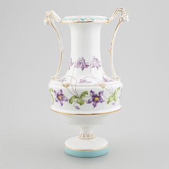 A porcelain urn, Rörstrand, circa 1900.