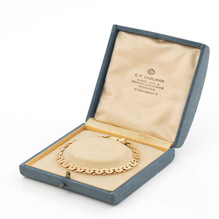18K gold bracelet.